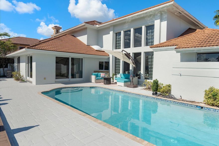 Seasonal Rental - Fully furnished. 5 bedroom 4,5 bath waterfront home with heated pool. Available January 1 - May 2026. Primary bedroom suite on first floor together with smaller bedroom and powder room. 3 additional bedrooms with ensuites on second floor. Open bright space kitchen, livingroom, diningarea with large floor to ceiling windows overlooking the pool and patio/dock.