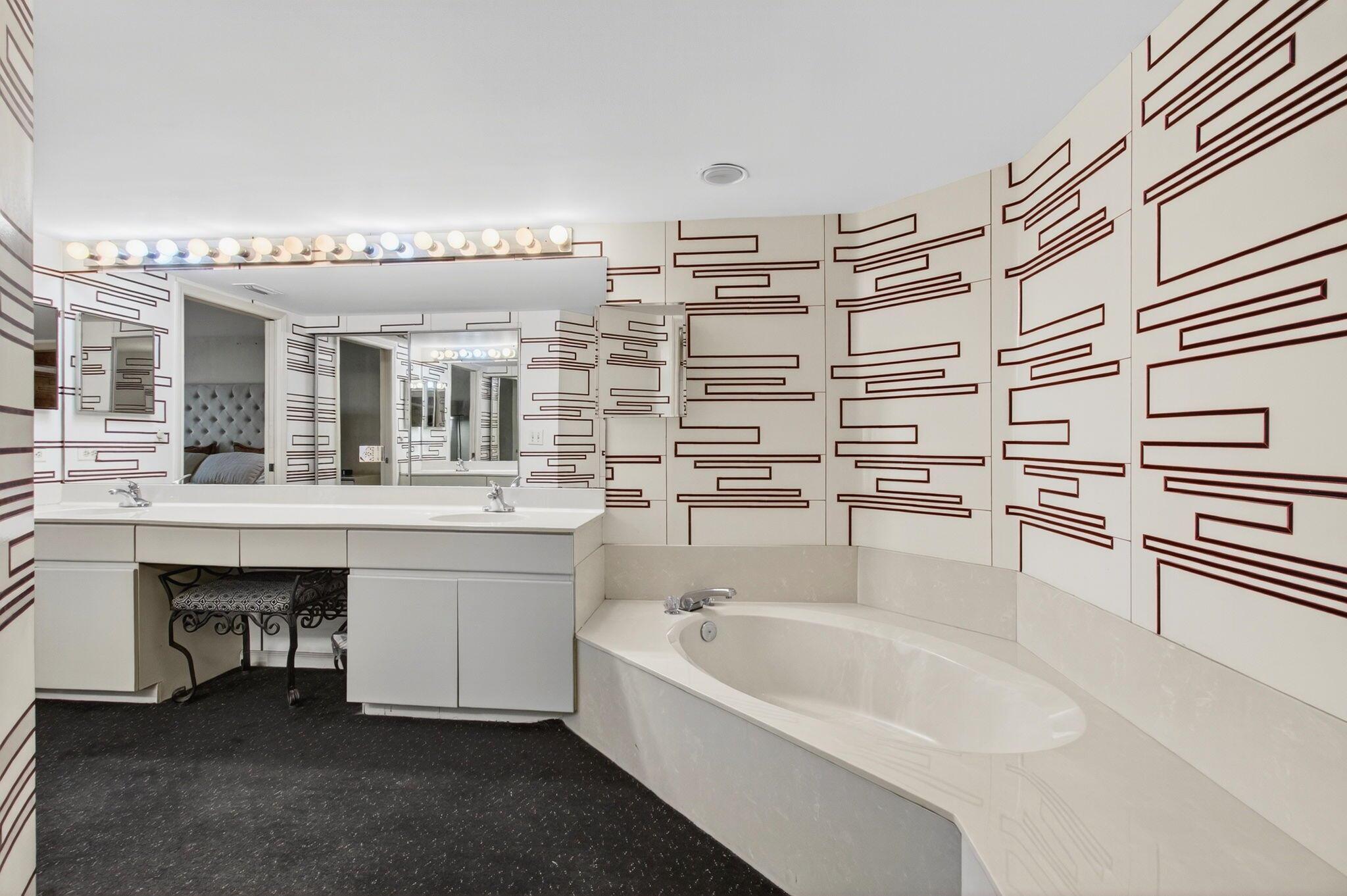 GLENEAGLES V COND - Residential