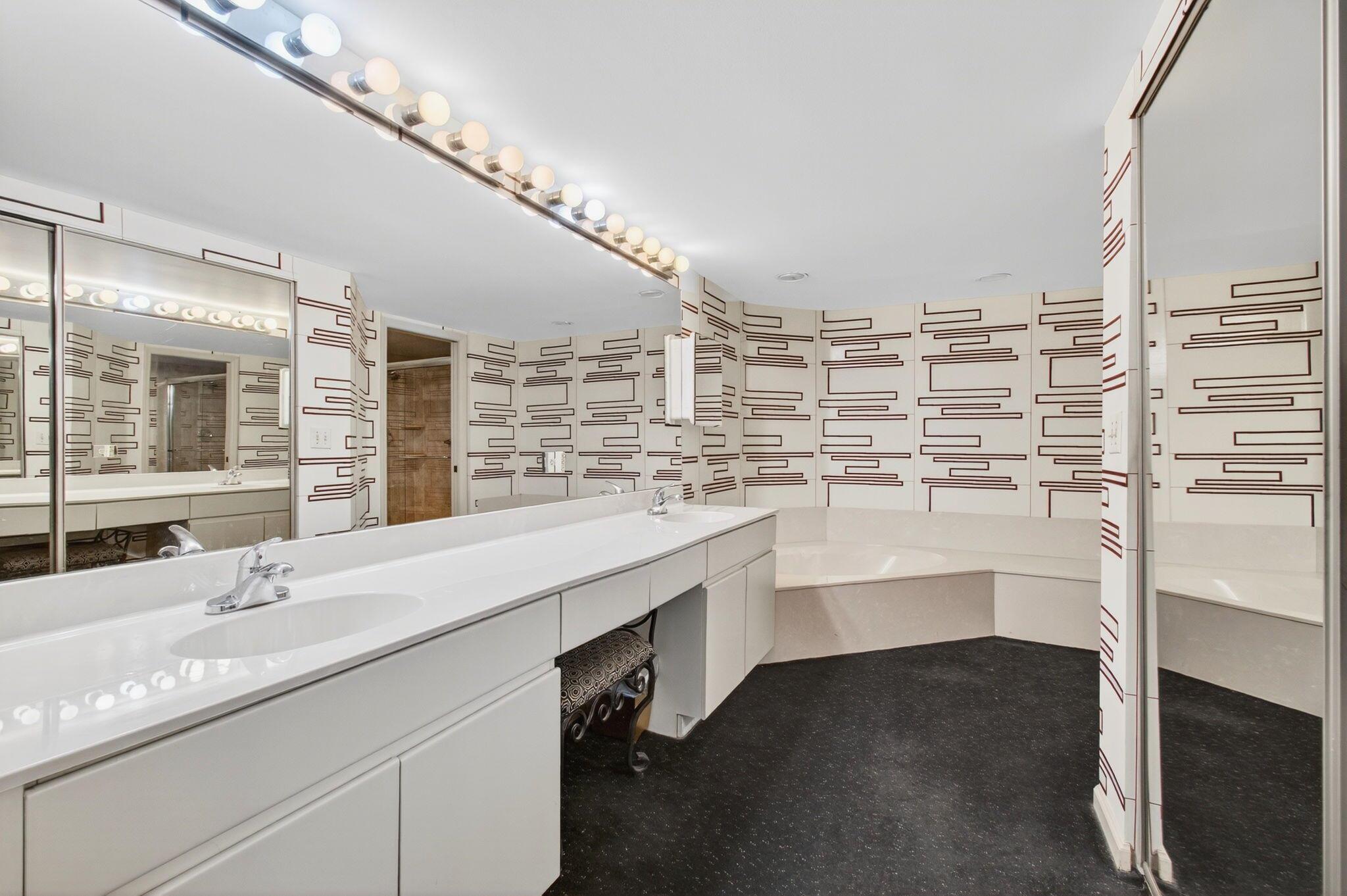 GLENEAGLES V COND - Residential