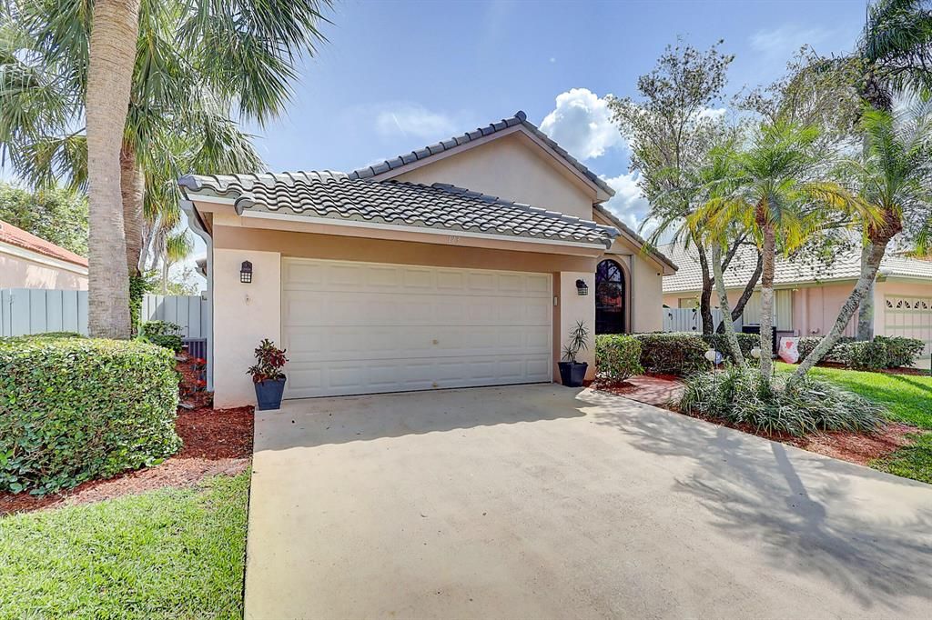 Photo of 113 Executive Circle, Boynton Beach, FL 33436 (MLS # R10870137)