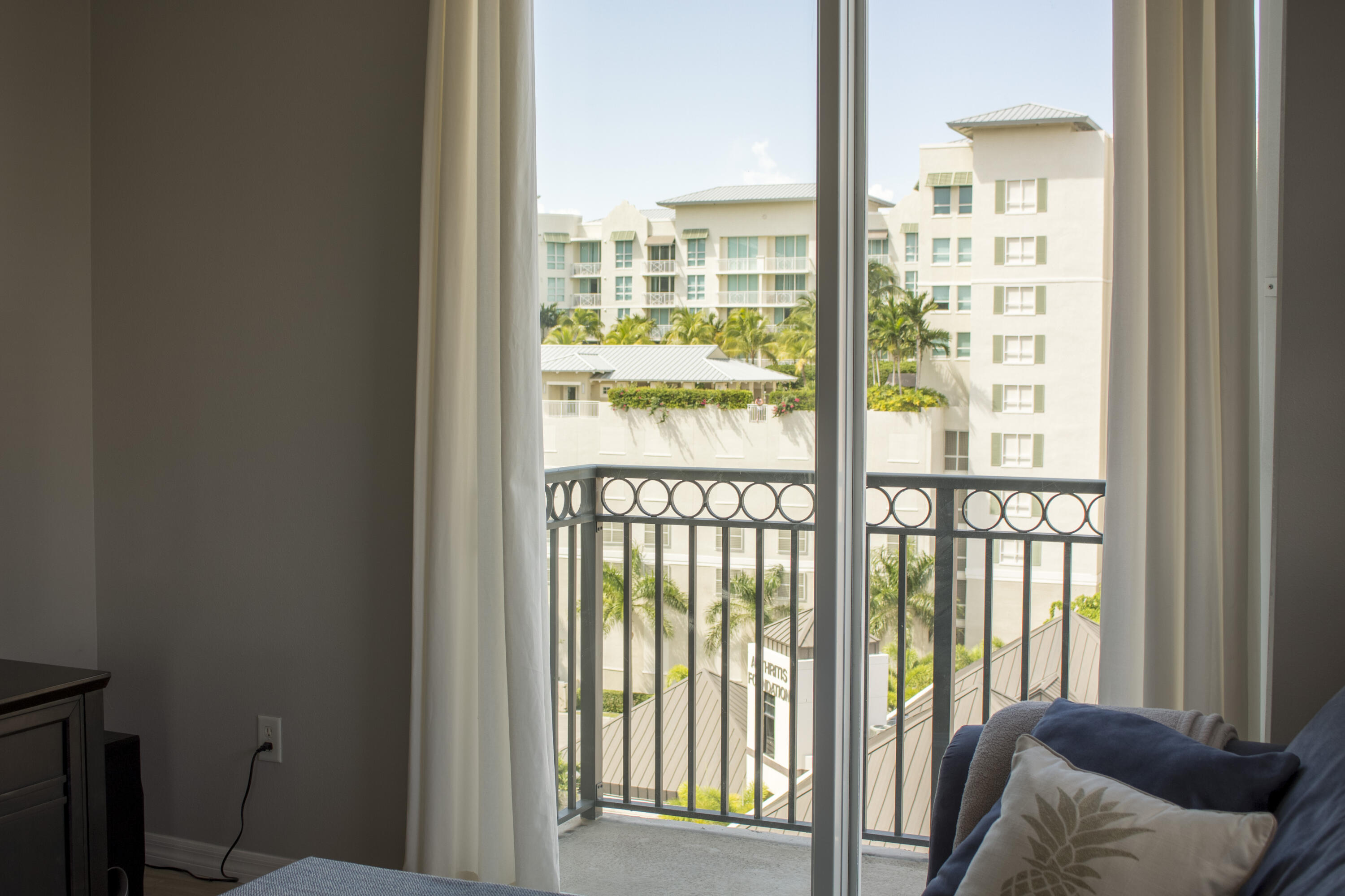 600 S Dixie Highway 817