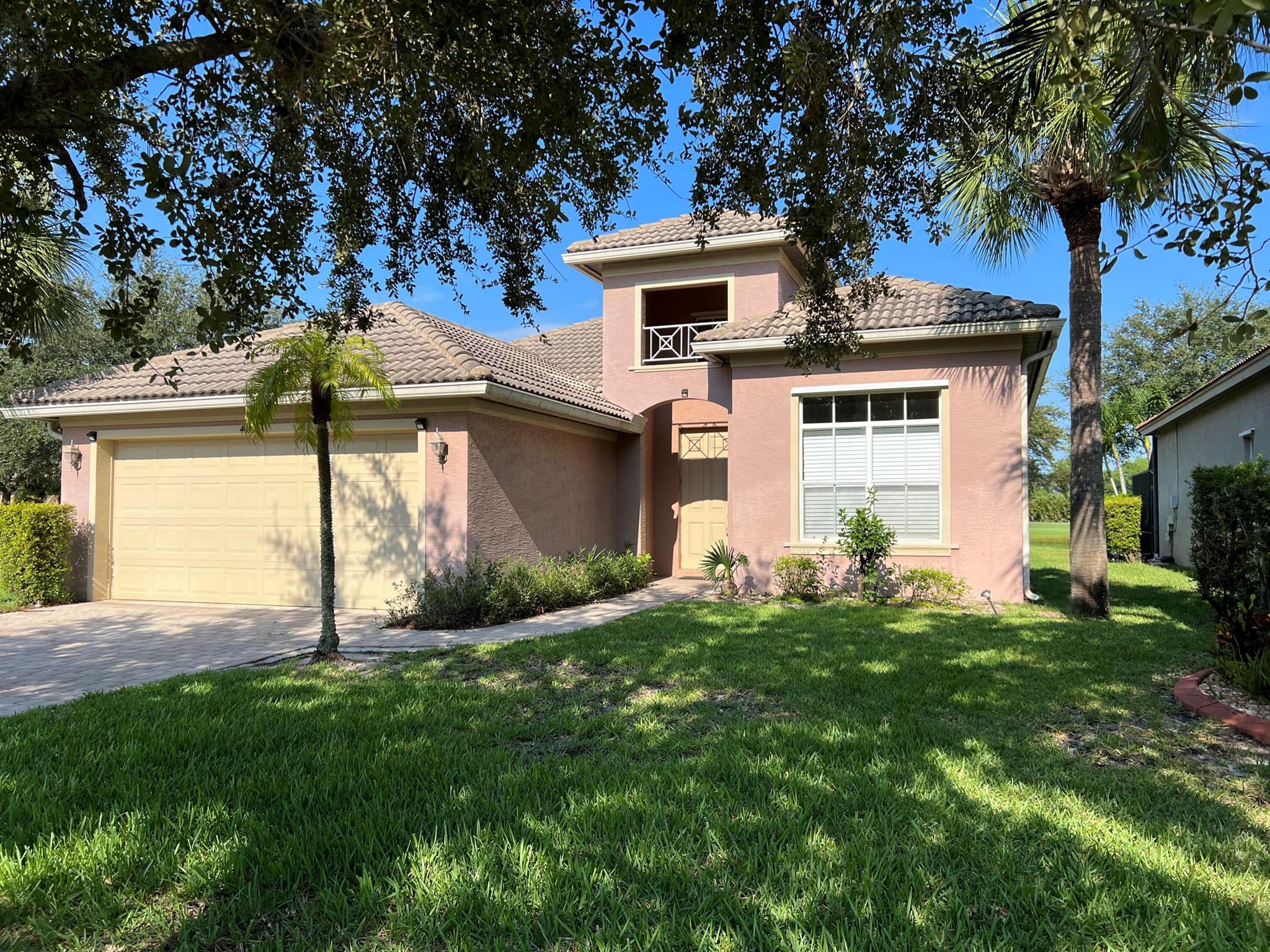4 BEDROOM GOLF COURSE, POND VIEW HOME IN ST JAMES GOLF CLUB.. HAS VAULTED CEILINGS, TILE THROUGHOUT LIVING AREA, COVERED PATIO, HIS/HERS SINKS IN MASTER BATH, ROMAN TUB, OPEN FLOOR PLAN WITH GREAT VIEW OVERLOOKING LAKE AND COURSE, LARGE KITCHEN HAS PLENTY OF CASUAL DINING SPACE AT THE COUNTERTOPS, LANDSCAPING INCLUDED, AND USE OF AMENITIES INCLUDED.. ST JAMES HAS GOLF COURSE, COMMUNITY POOL, EXERCISE ROOM, KIDS PLAY AREA, TENNIS COURT, BASKETBALL COURT, SHORT BIKE RIDE TO PUBLIX AND MINUTES TO I95 FOR COMMUTERS TO WEST PALM AND JUPITER