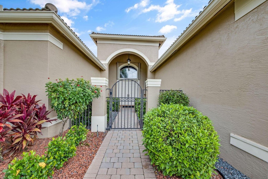 Photo of 10648 Whitewind Circle, Boynton Beach, FL 33473 (MLS # R11034885)