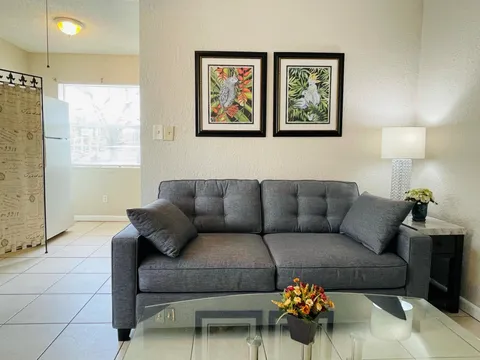 889 NW 16th Ave Unit E, Fort Lauderdale, FL MLS: F10505036