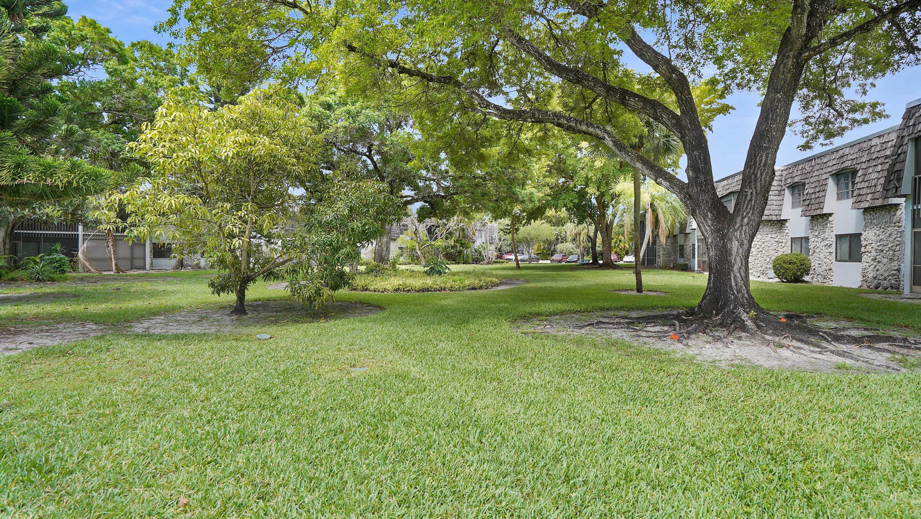 OAKLAND SHORES CONDOMINIUM 1 - Residential