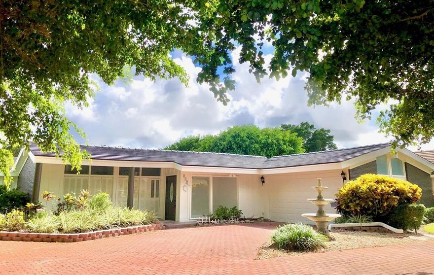 Amazing opportunity to get a remodeled 3 bedroom, 3 bath and 2 car garage on the canal overlooking private golf course in the City of Atlantis with NO hoa!! 
The house has vaulted ceilings, new tile roof, new  AC´s, amazing new kitchen with kitchen island and a peninsula, new stainless steel appliances and white quartz countertops and a walk in pantry. Livingroom, kitchen and dining area all have new 32x32 tile flooring.  All 3 bathrooms have been updated with new tile, vanities etc etc Large screened in pool area with outdoor bar. Quiet courtyard with access from Dining / family room and master bath. Storm shutters and generator. Everything done with permits. PRICED TO SELL FAST!!