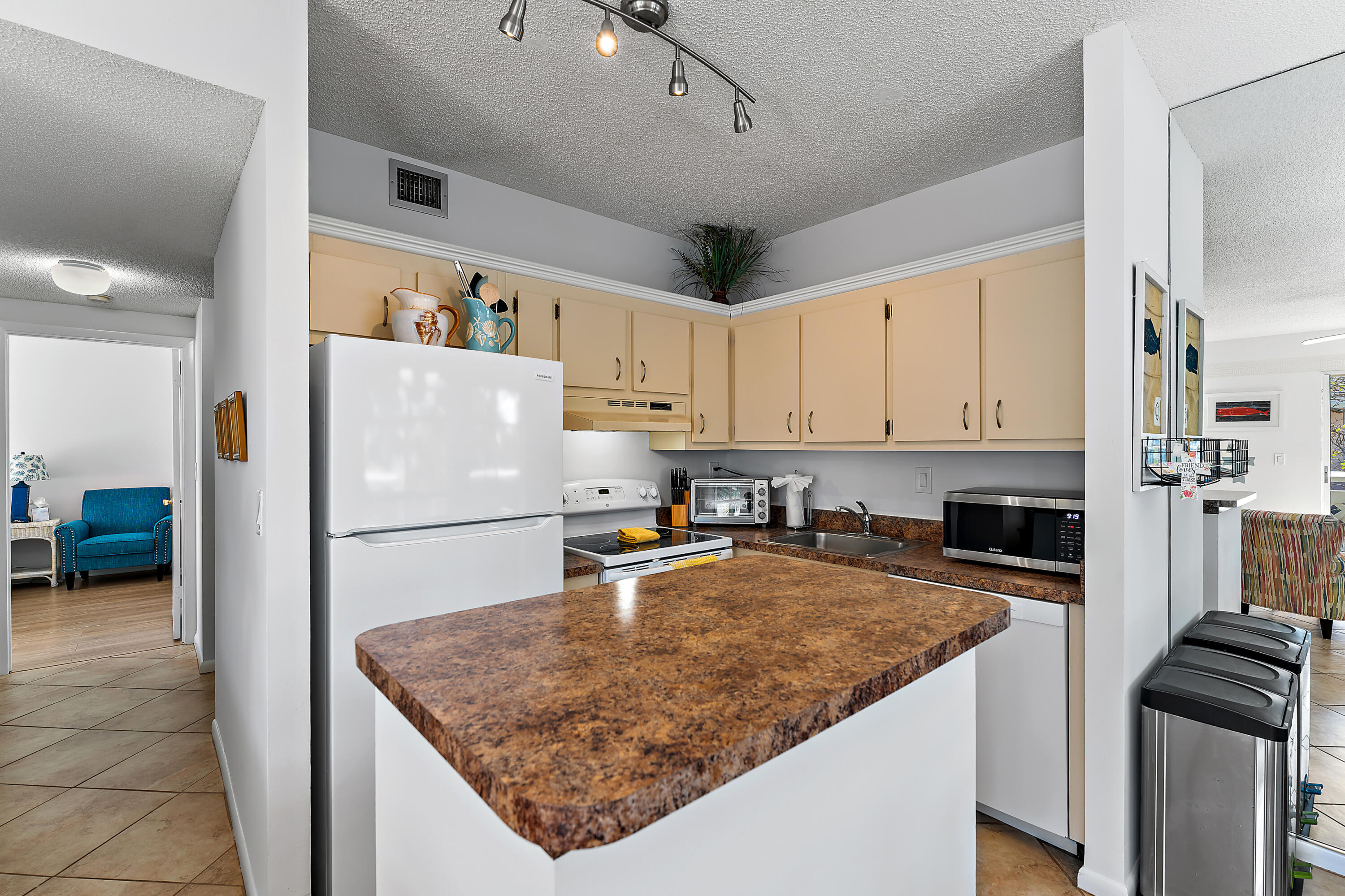 PLANTATION VILLAS CONDO FILED 4-30-85 - Residential Lease