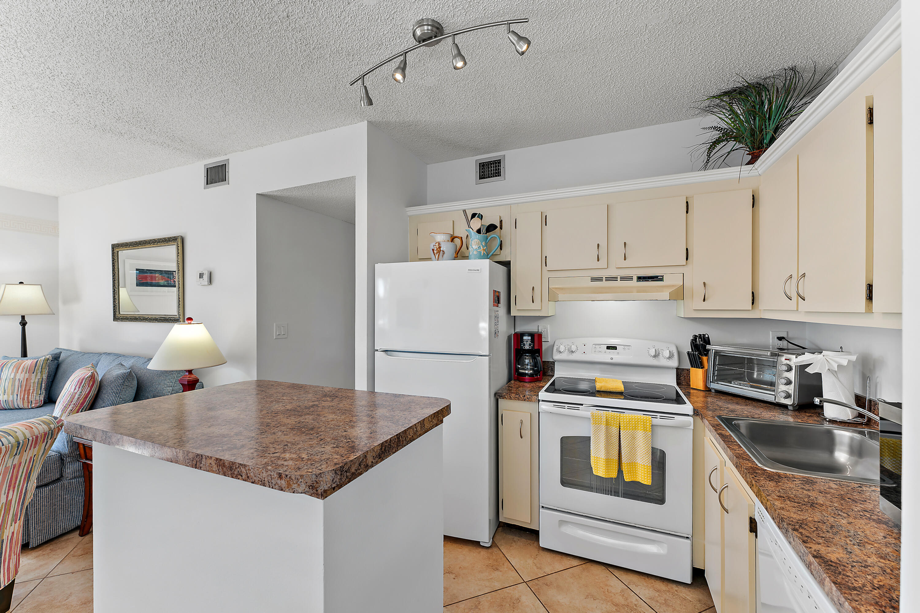 PLANTATION VILLAS CONDO FILED 4-30-85 - Residential Lease