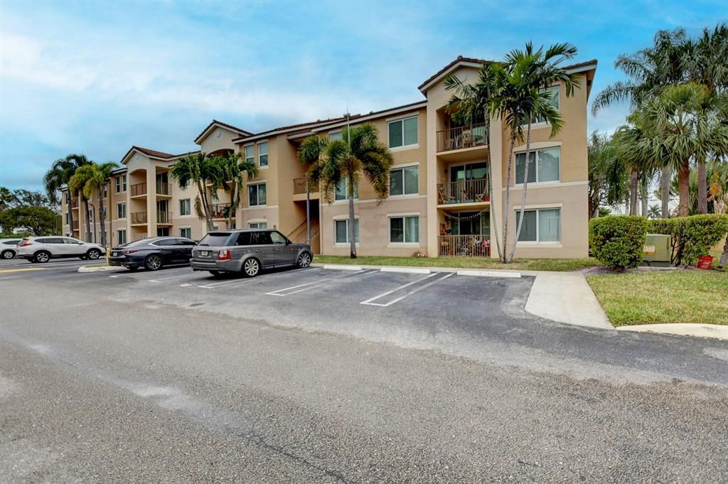 Photo of 214 Villa Circle, Boynton Beach, FL 33435 (MLS # R10860633)