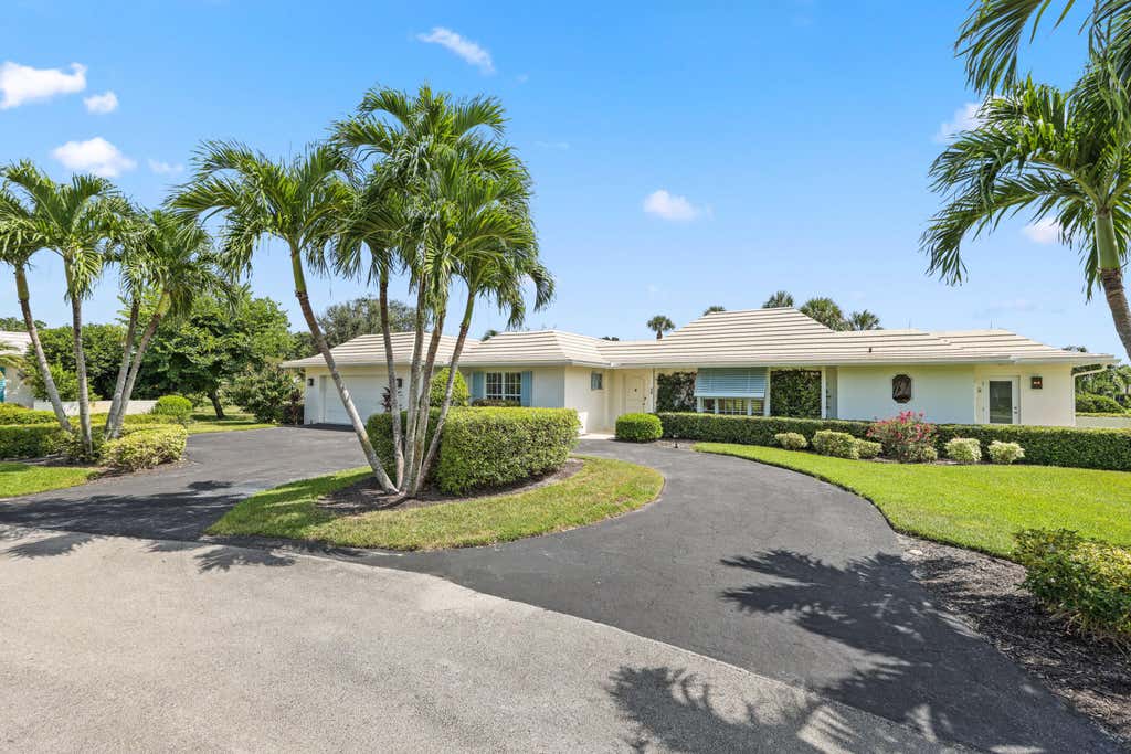 Photo of 4 COUNTRY CLUB Circle, Village Of Golf, FL 33436 (MLS # B26068281)