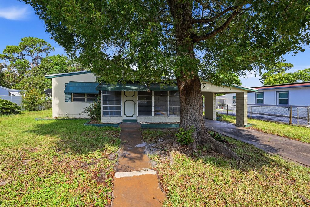 Photo of 413 SW 24th Avenue, Fort Lauderdale, FL 33312 (MLS # B26056871)