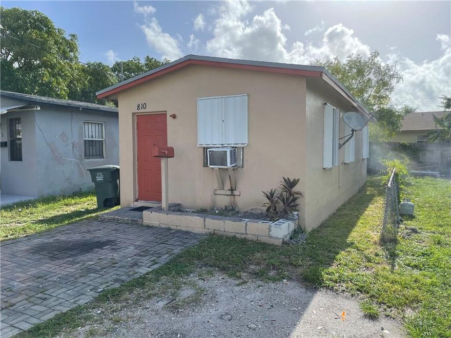 1 Bedroom home in Hallandale Beach. Accordion shutters on all windows and tile flooring throughout. Great location   just minutes to the beach, malls, casino and horse track.