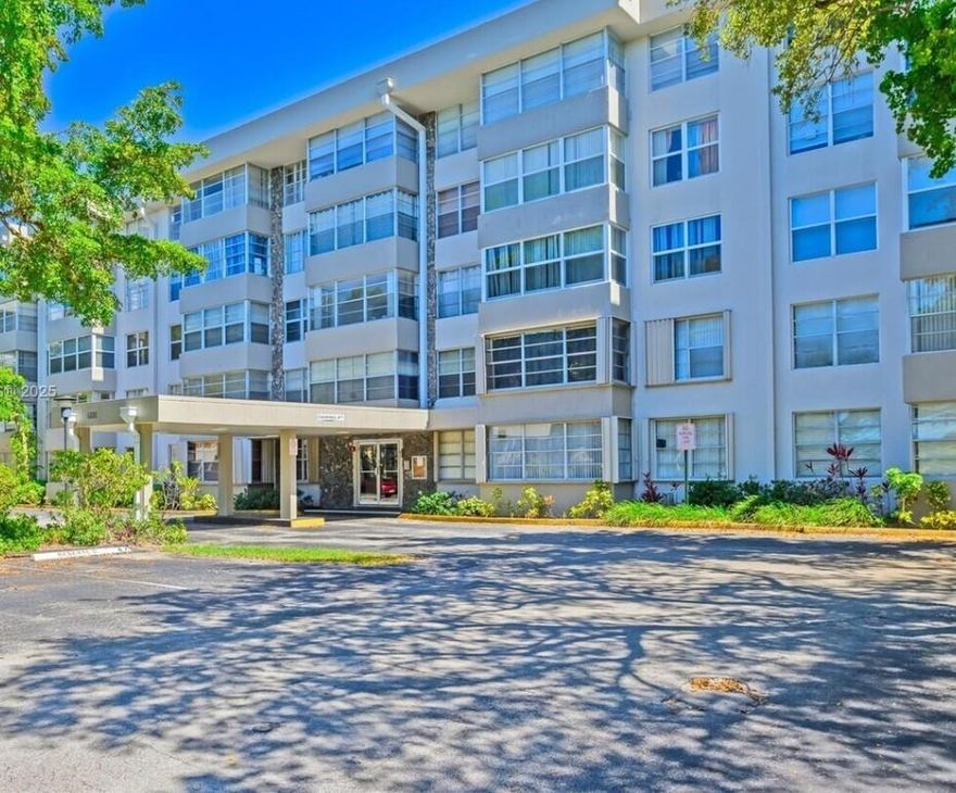 Spacious two-bedroom home in Plantation Place that’s been nicely updated and very well cared for. Located in a secure, locked building with well-maintained grounds. Very conveniently located walking distance to Publix, restaurants, banks, and shopping. Easy drive to the airport, beaches, and downtown.