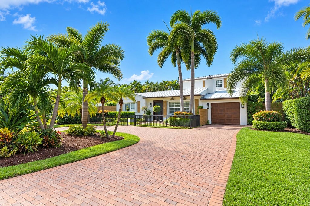 Photo of 112 HIGHLAND Lane, Delray Beach, FL 33444 (MLS # B26082928)