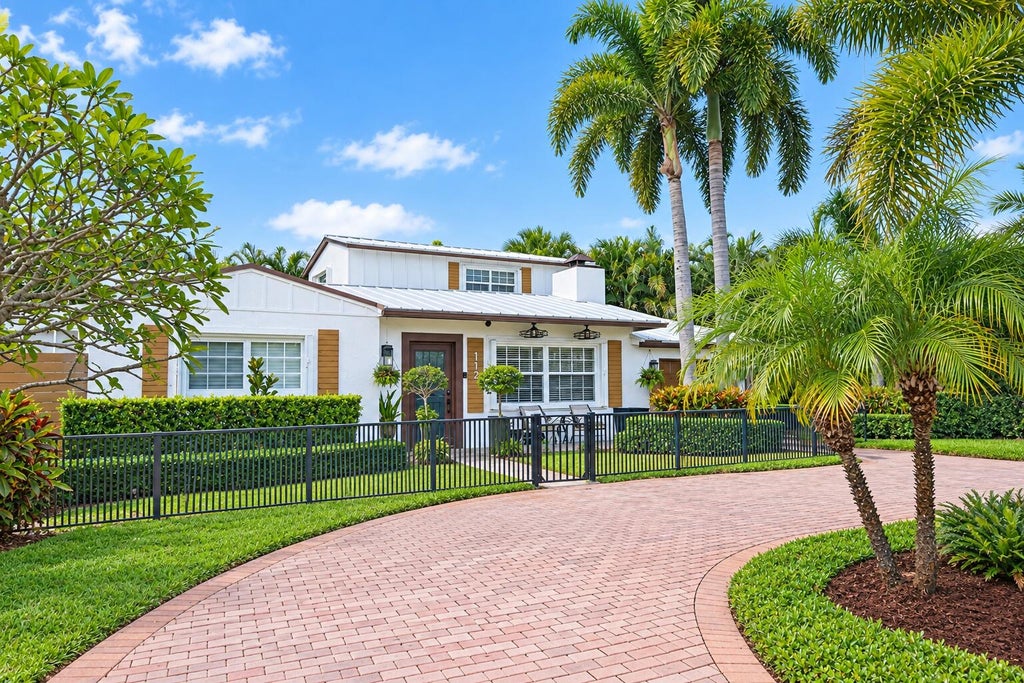 Photo of 112 HIGHLAND Lane, Delray Beach, FL 33444 (MLS # B26082928)