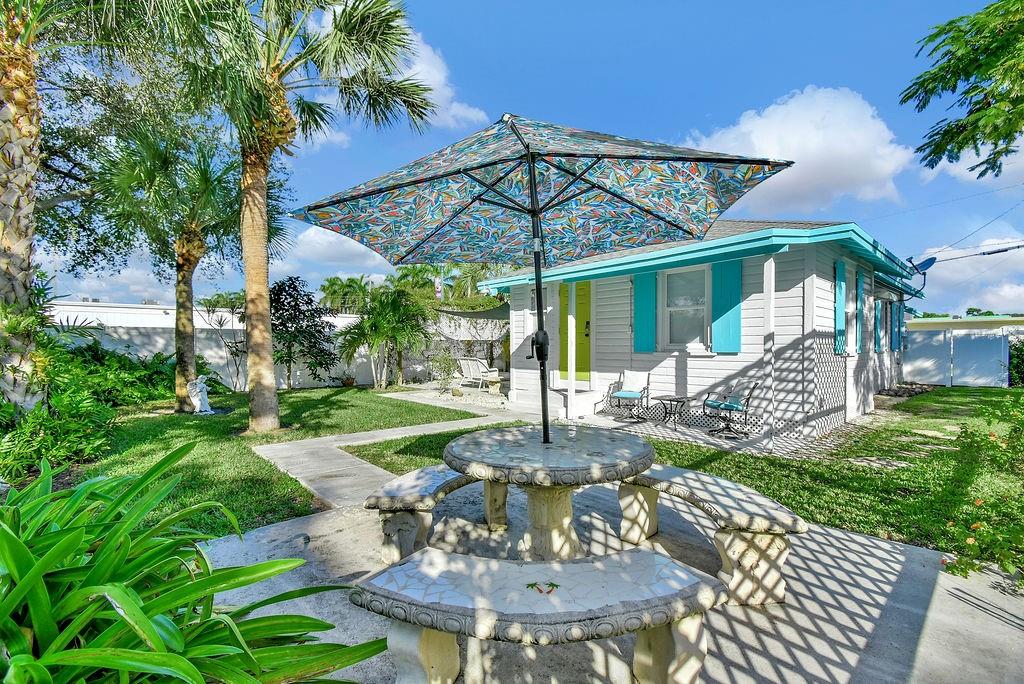 Darling cottage in downtown Oakland Park. NO SMOKERS.
Fully furnished, turnkey. Great for professionals or someone who is house hunting and don't know where they want to live.
Appointment only to show.
Must have a credit score above 700. Will consider short term for additional charge. NO PETS.