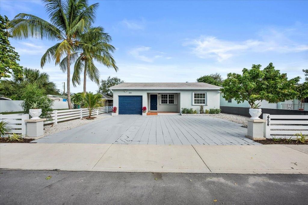 Photo of 424 N B Street, Lake Worth Beach, FL 33460 (MLS # R11140555)