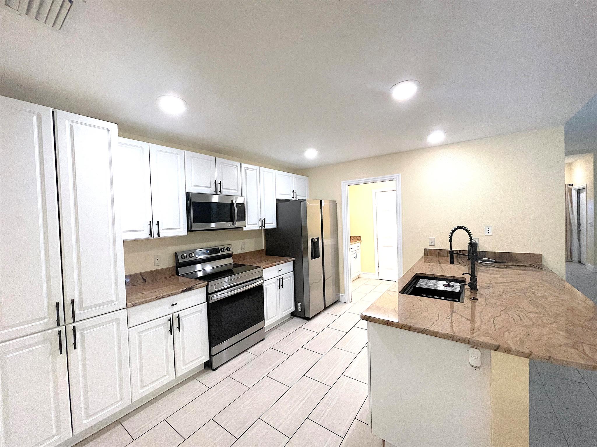 THE LAKES AT THE SAVANNAH - Residential