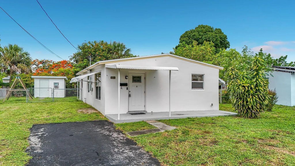 Photo of 2573 NW 58th Avenue, Margate, FL 33063 (MLS # B26073793)
