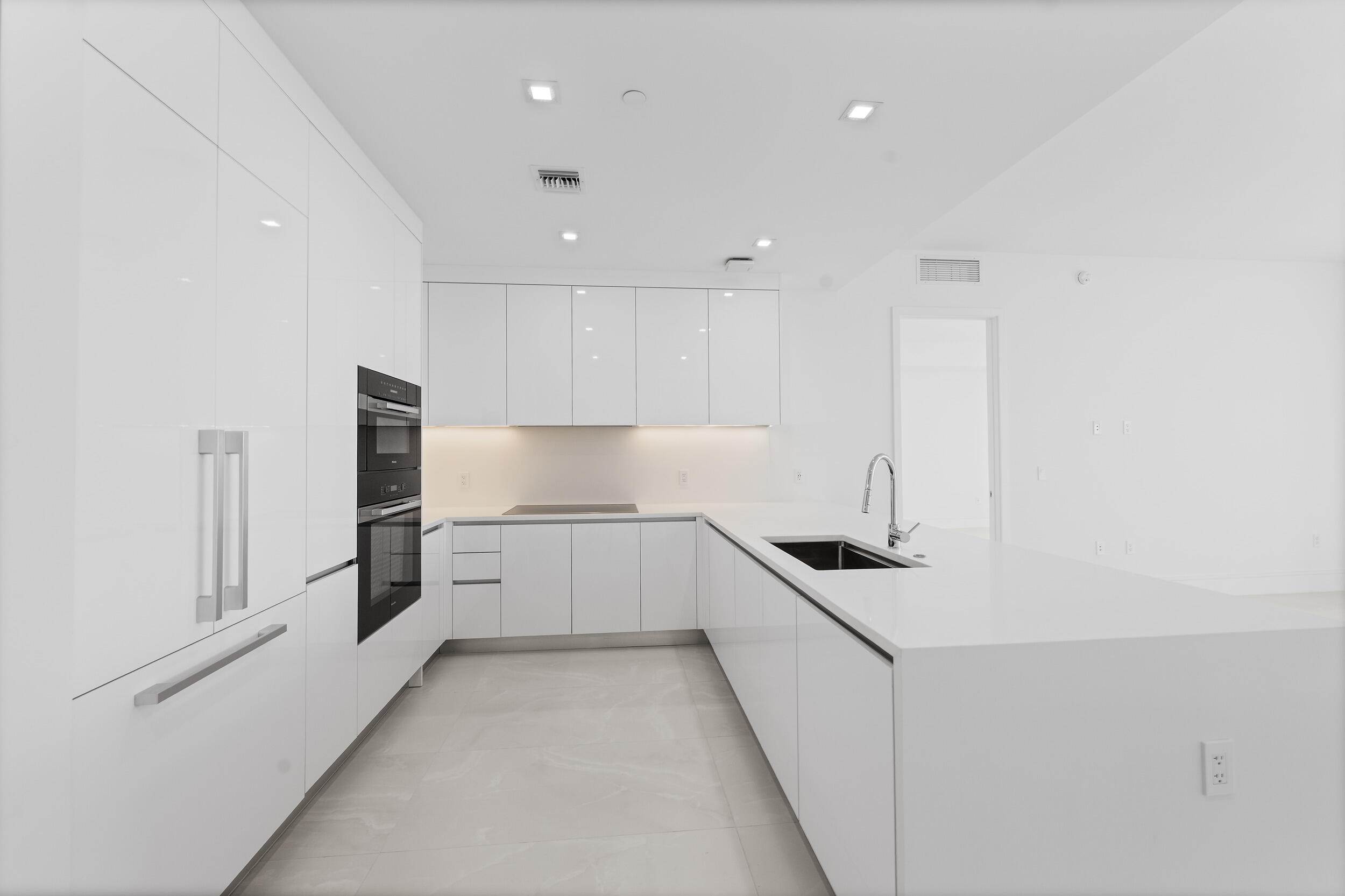 NAUTILUS 220 CONDOMINIUM - Residential Lease