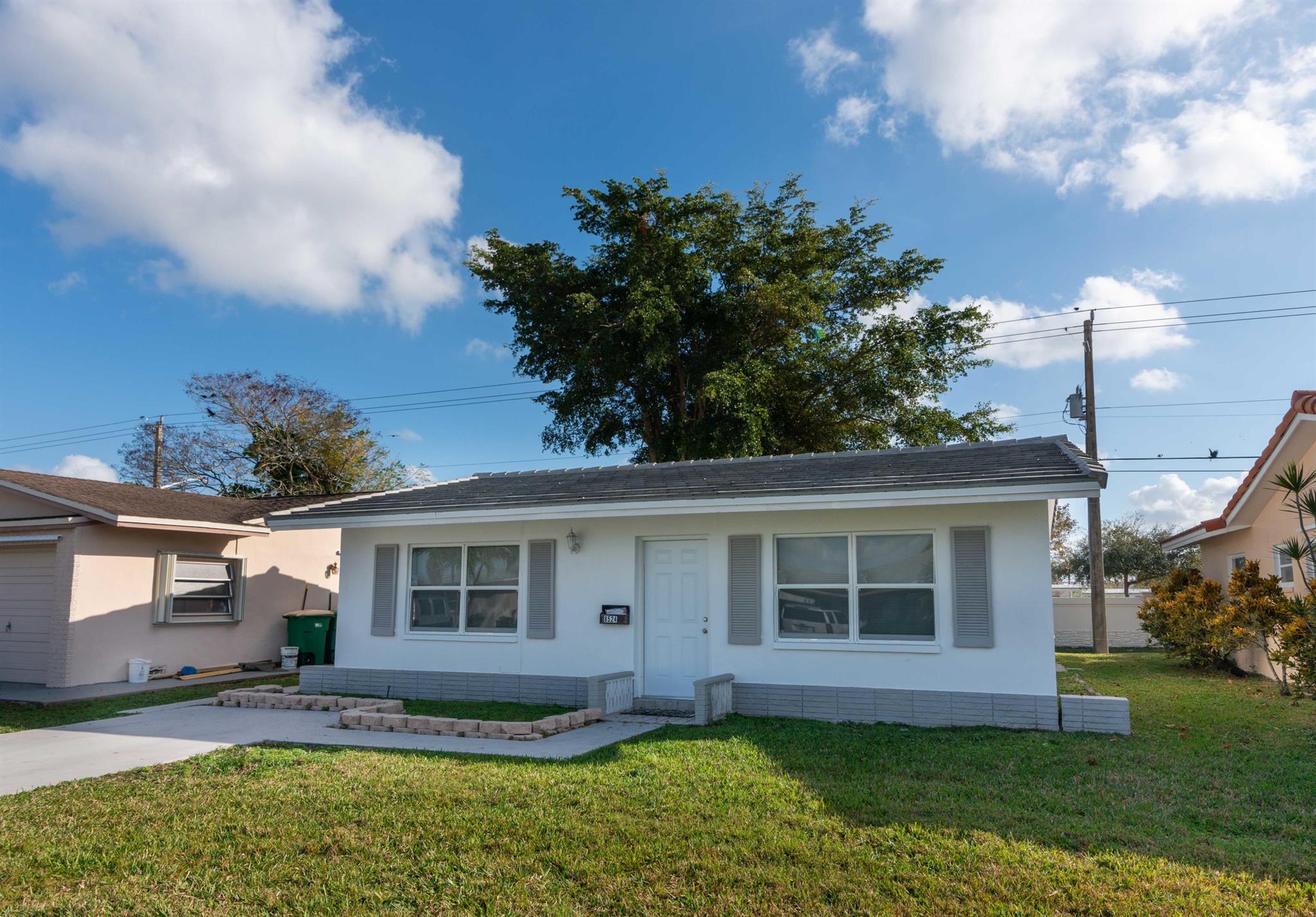 Come and see this wonderful 2 bedroom single family home in Tamarac with an updated kitchen & kitchen appliances, a washer & dryer and much more. Come and see it today! 55+
