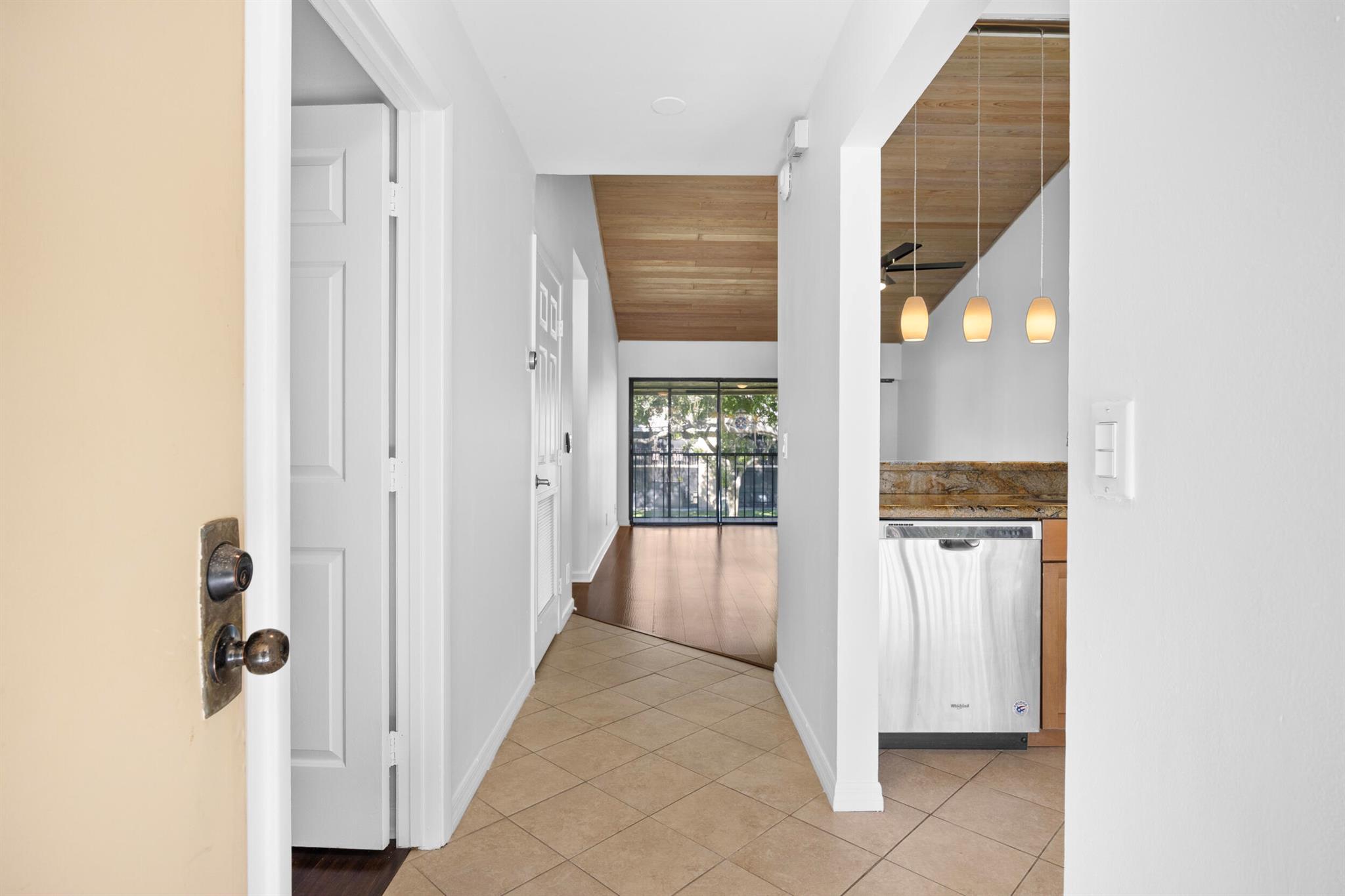 3939 NE 5th Avenue B206