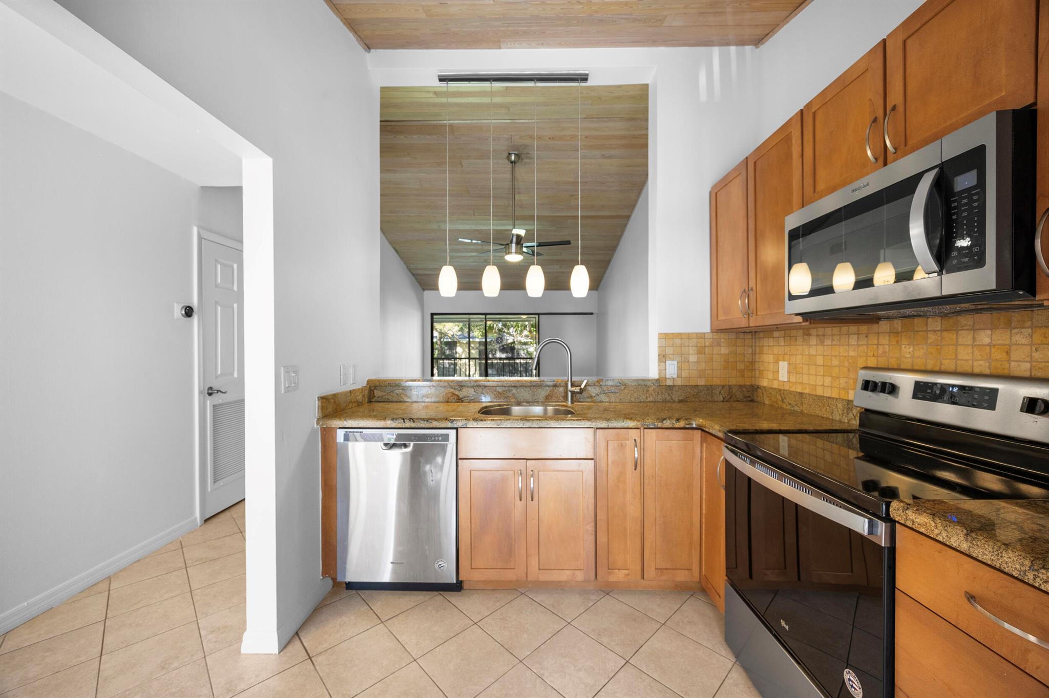 3939 NE 5th Avenue B206