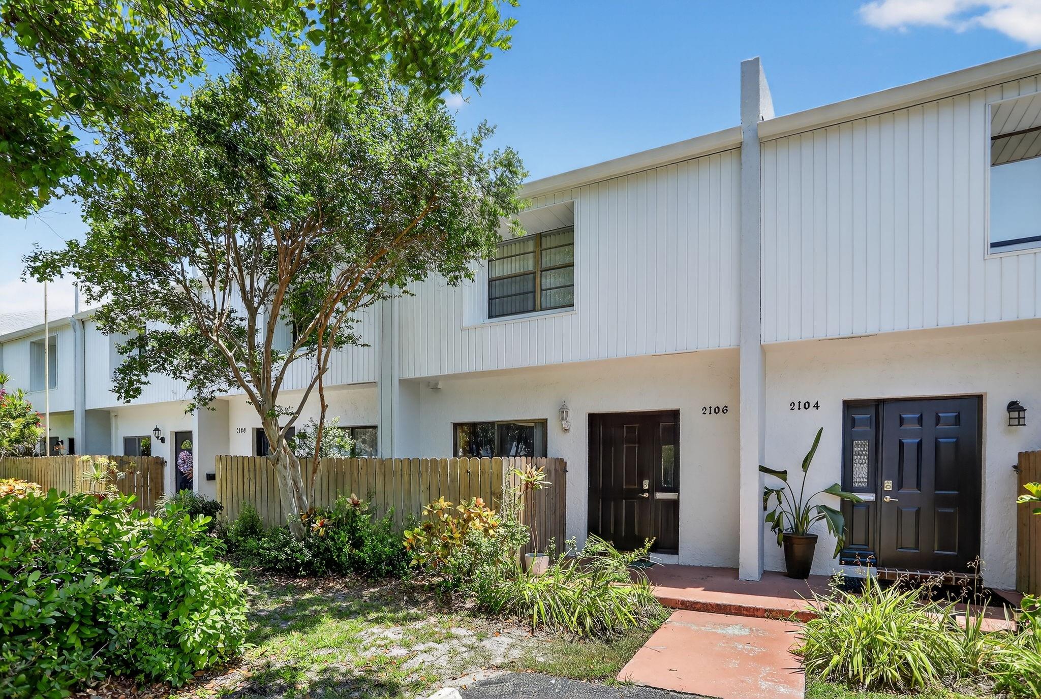 Welcome to this beautiful 2-bedroom, 2-1/2 bathroom Townhome located in the heart of Lighthouse Point! This spacious unit features a bright open layout, modern kitchen with granite countertops and stainless steel appliances, and a cozy living space perfect for relaxing or entertaining.
Located in a quiet, well-maintained neighborhood just minutes from beaches, shopping, dining, and major highways. Assigned parking included.