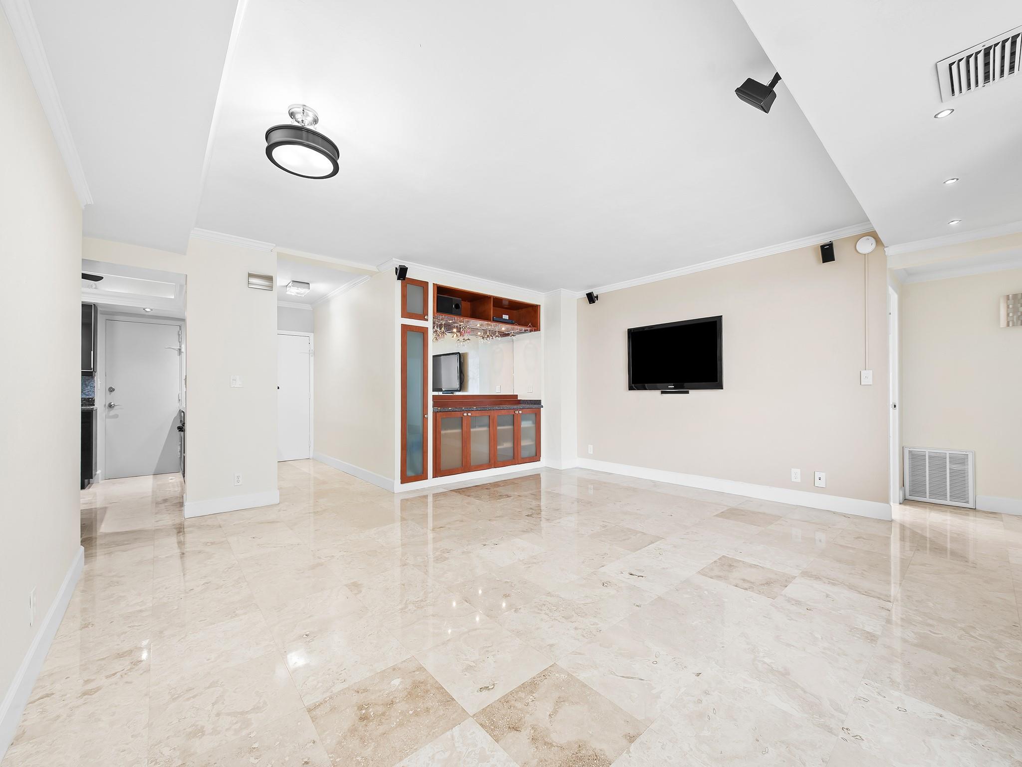 3233 NE 34th St 1712