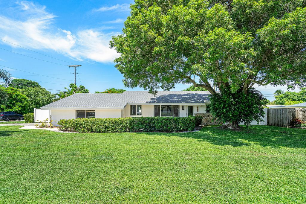 Photo of 541 Ibis Drive, Delray Beach, FL 33444 (MLS # R11012293)