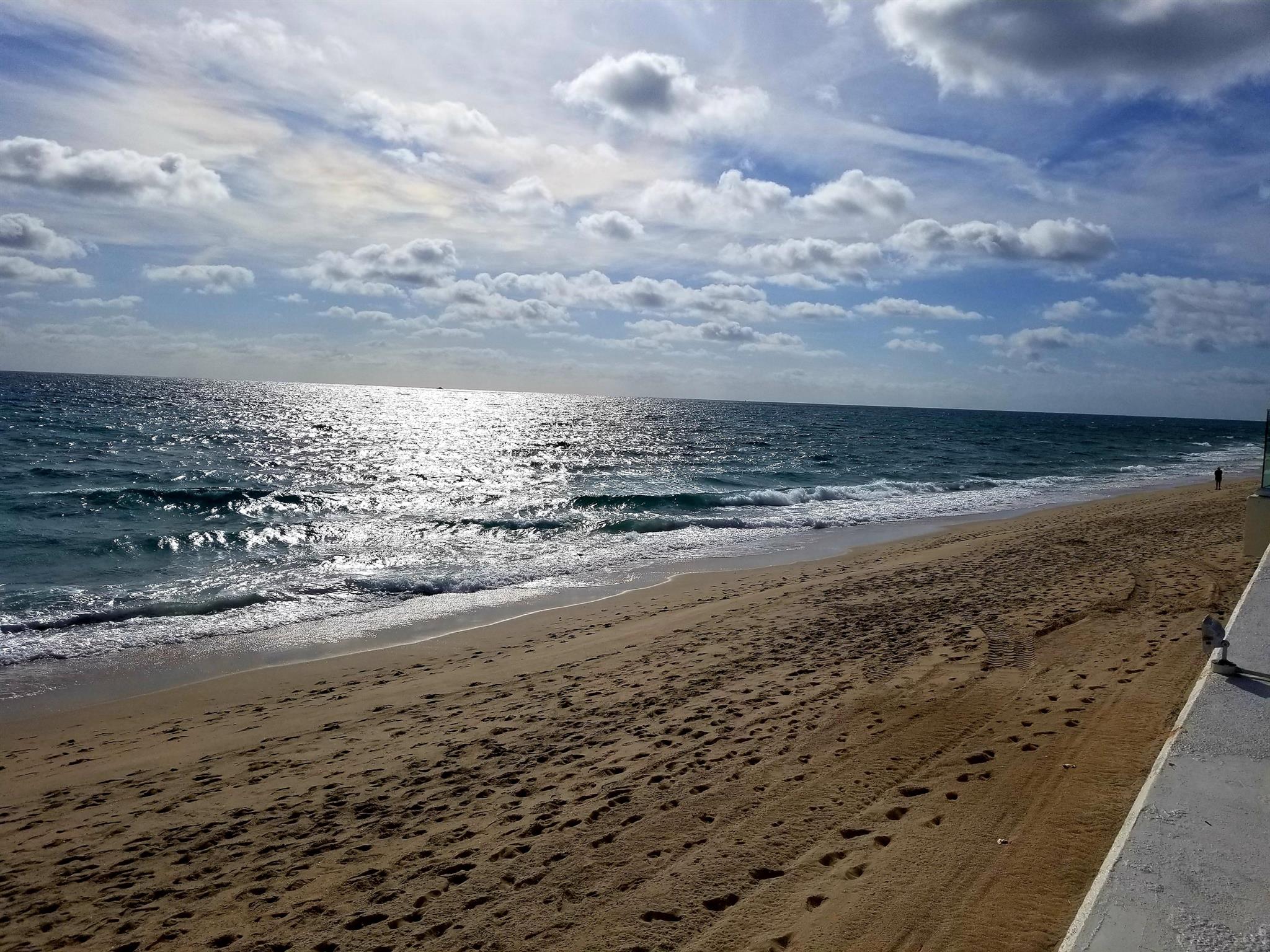 This beautiful Palm Beach apartment is truly breath taking. Spend your time away in this amazing bright condo with direct access to the beach. Modern designed inside with 2 Master bedrooms and ocean view patio. Excellent location close to restaurants and shops. Airport only 15 minutes away.