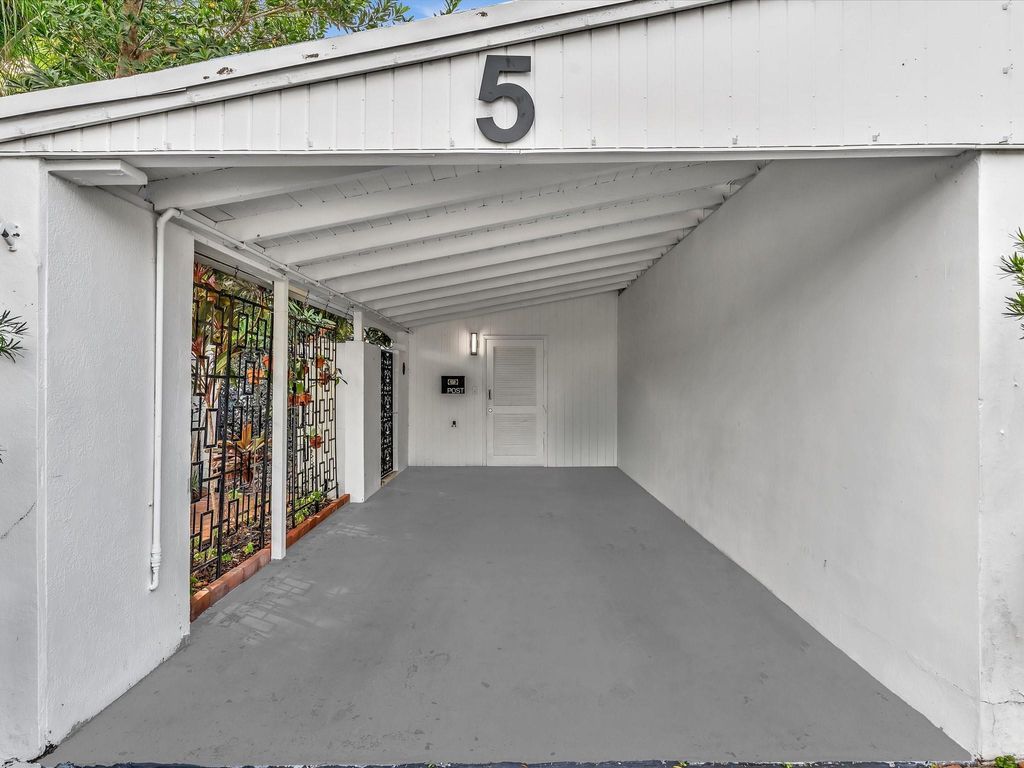 Photo of 5 Middlesex Dr #5, Wilton Manors, FL 33305 (MLS # F10538845)