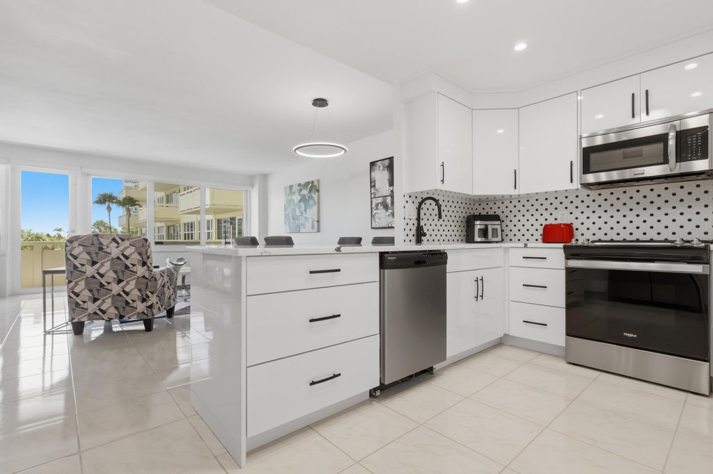 Photo of 3200 NE 36th Street, Fort Lauderdale, FL 33308 (MLS # B26072402)