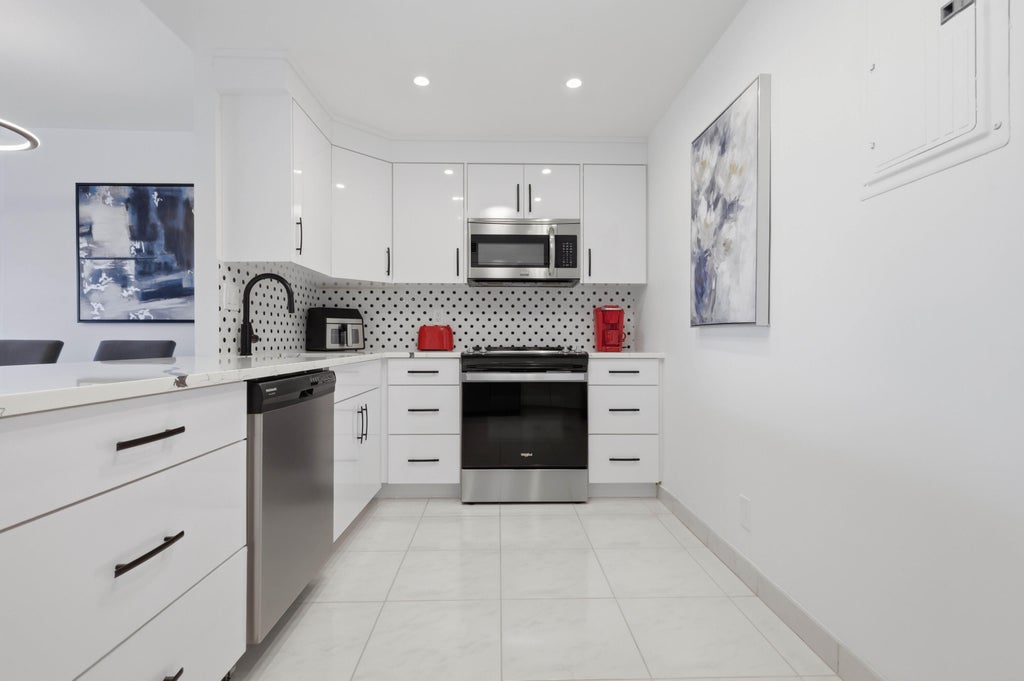 Photo of 3200 NE 36th Street, Fort Lauderdale, FL 33308 (MLS # B26072402)