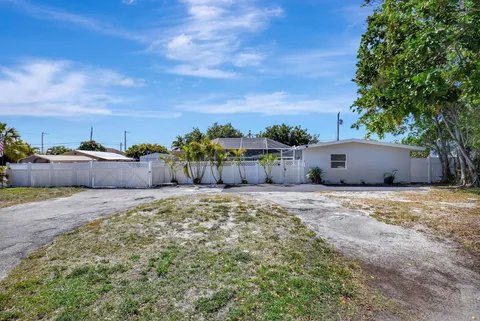 2550 Floral Road, Lake Worth, FL MLS: R11075132