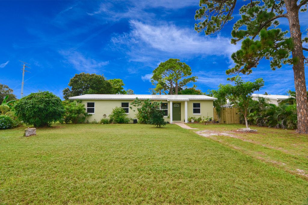 Photo of 936 SE Dolphin Drive, Stuart, FL 34996 (MLS # R10743000)