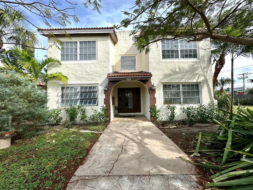 1st floor aprtment..feels like a cottage..spanish archways inside, extra bonus room, back patio for entertaining, two blocks from intracoastal, a few blocks from downtown Lake Worth, quiet residential area, new kitchen,carpets just redone. WATER INCLUDED