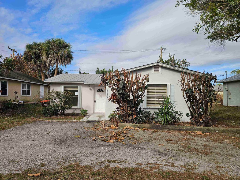Photo of 1375 26th Avenue SW, Vero Beach, FL 32962 (MLS # R11164505)