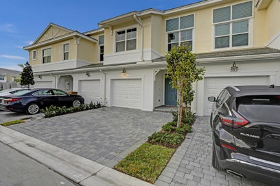 585 SANDERLING Circle Deerfield Beach FL 33442