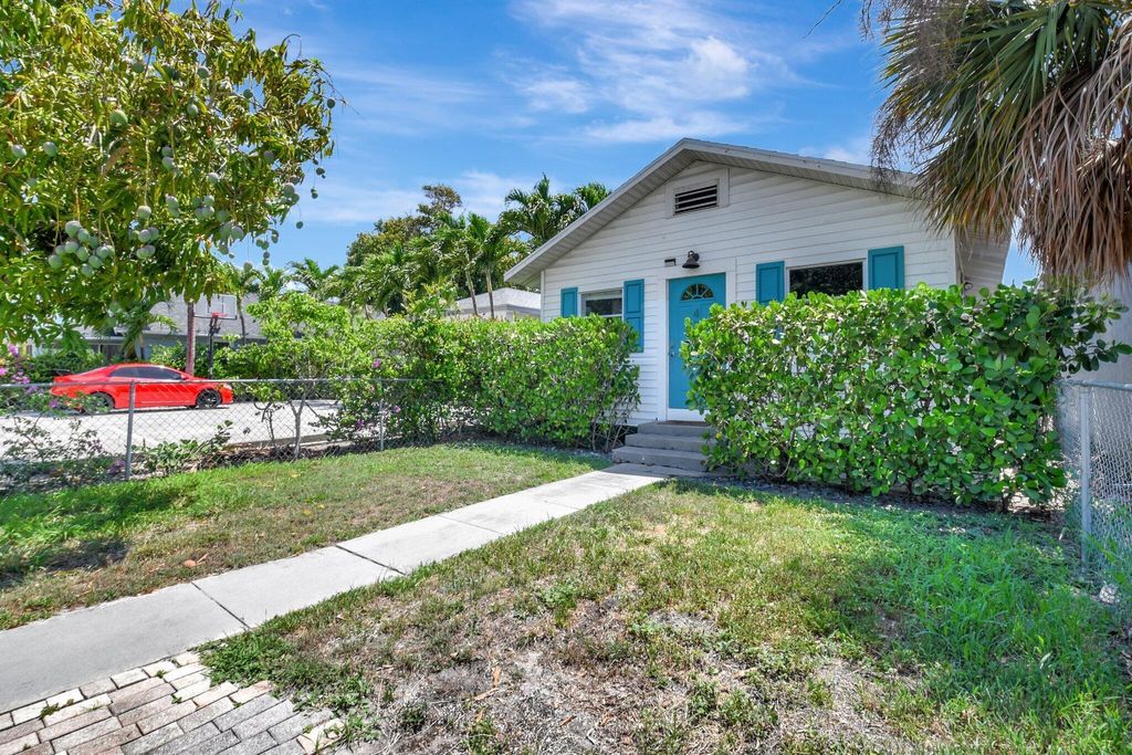 Photo of 422 N H Street, Lake Worth Beach, FL 33460 (MLS # R11143353)