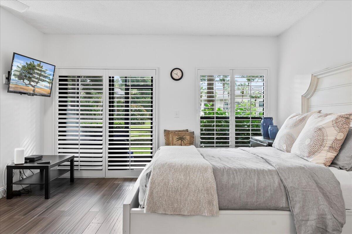 The perfect little studio for season - nestled inside prestigious and gated Palm Beach Polo, walking distance to the 2 restaurants inside ''The Club.'' Just 10 minutes from all equestrian venues, 15 minutes from PBI and also the Brightline (high speed passenger train) station. 30 min to Palm Beach and the beaches. The ideal location! Fully Furnished Seasonal Rental.