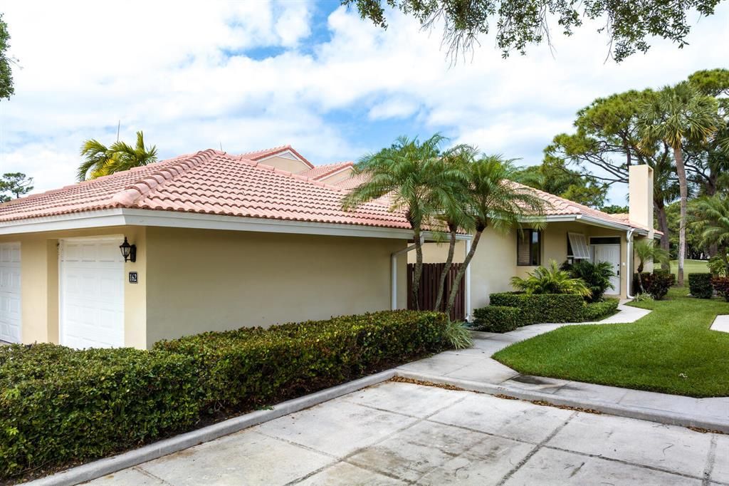 Photo of 162 Old Meadow Way, Palm Beach Gardens, FL 33418 (MLS # R10875837)