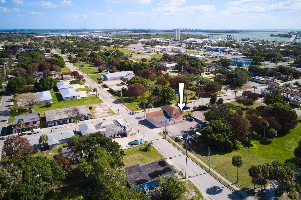 Photo of 464 N 9th Street, Fort Pierce, FL (MLS # B26018864)