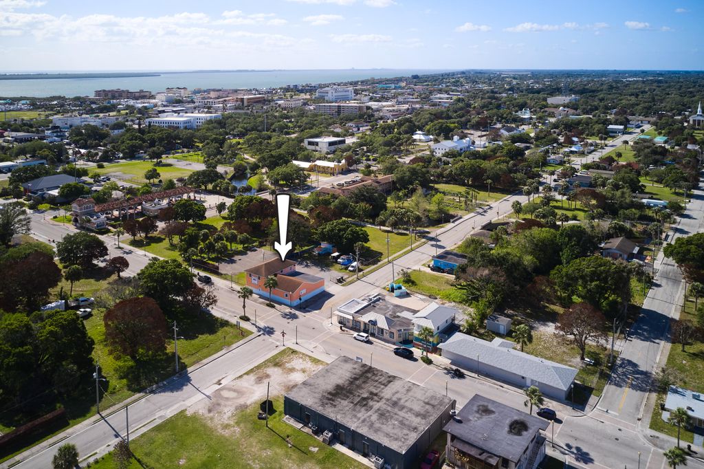 Photo of 464 N 9th Street, Fort Pierce, FL (MLS # B26018864)