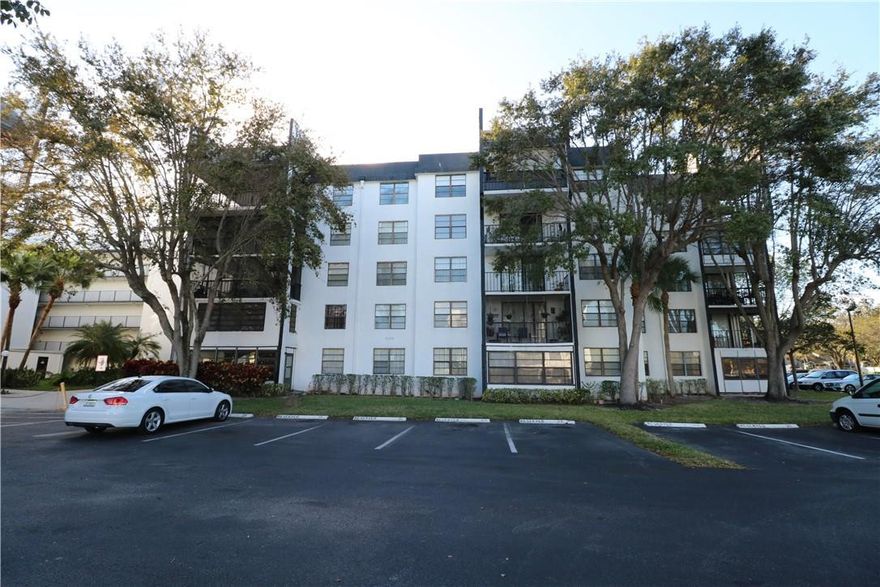 LAUNDRY INSIDE DE UNIT, SPACIOUS CORNER  2/2 CONDO, WOOD FLOOR IN MASTER BEDROOM, TILE IN SECOND BEDROOM AND TILE IN OTHER AREAS, SCREENED PATIO, NO AGE RESTRICTION , PETS ALLOWED, ELEVATOR