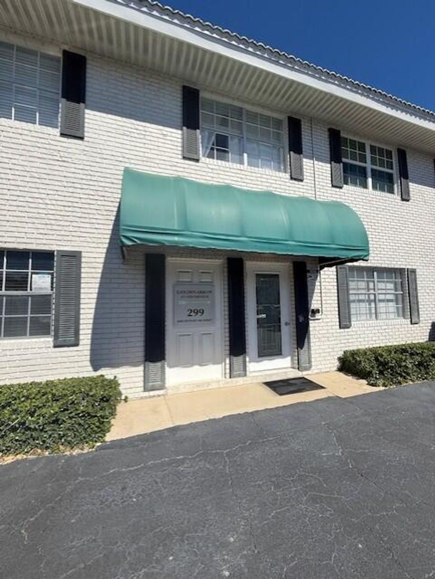 LOCATION LOCATION EAST BOCA PRICED TO SELL, ALL TILE FLOORS, STAINLESS STEEL APPLIANCES, NEW KITCHEN, NEWER A/C . 10 MINUTES TO BEACH, MINUTES FROM BRIGHTLINE STATION, URBAN LIVING AT ITS BEST, TRADER JOE, FRESH MARKET. UNBEATABLE LOCATION. SHOET DRIVE TO LYNN UNIVERSITY AND FAU.