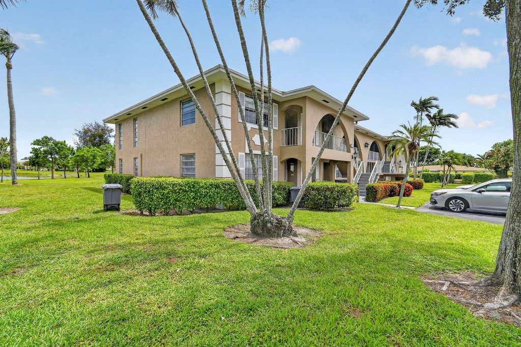 Photo of 13837 Via Flora #E, Delray Beach, FL 33484 (MLS # B26037963)