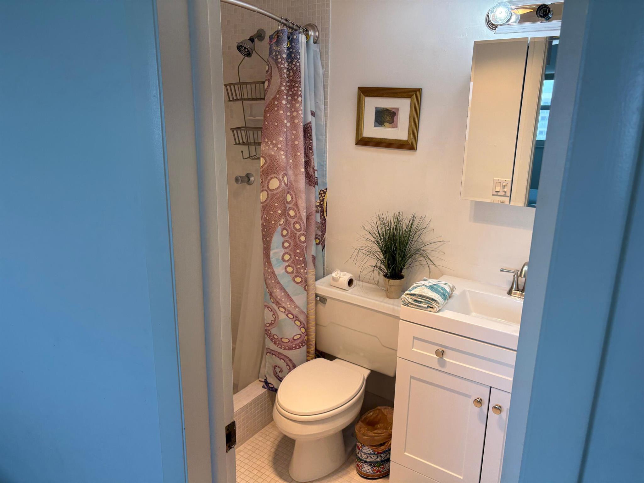 PENTHOUSE TOWERS CONDO - Residential Lease