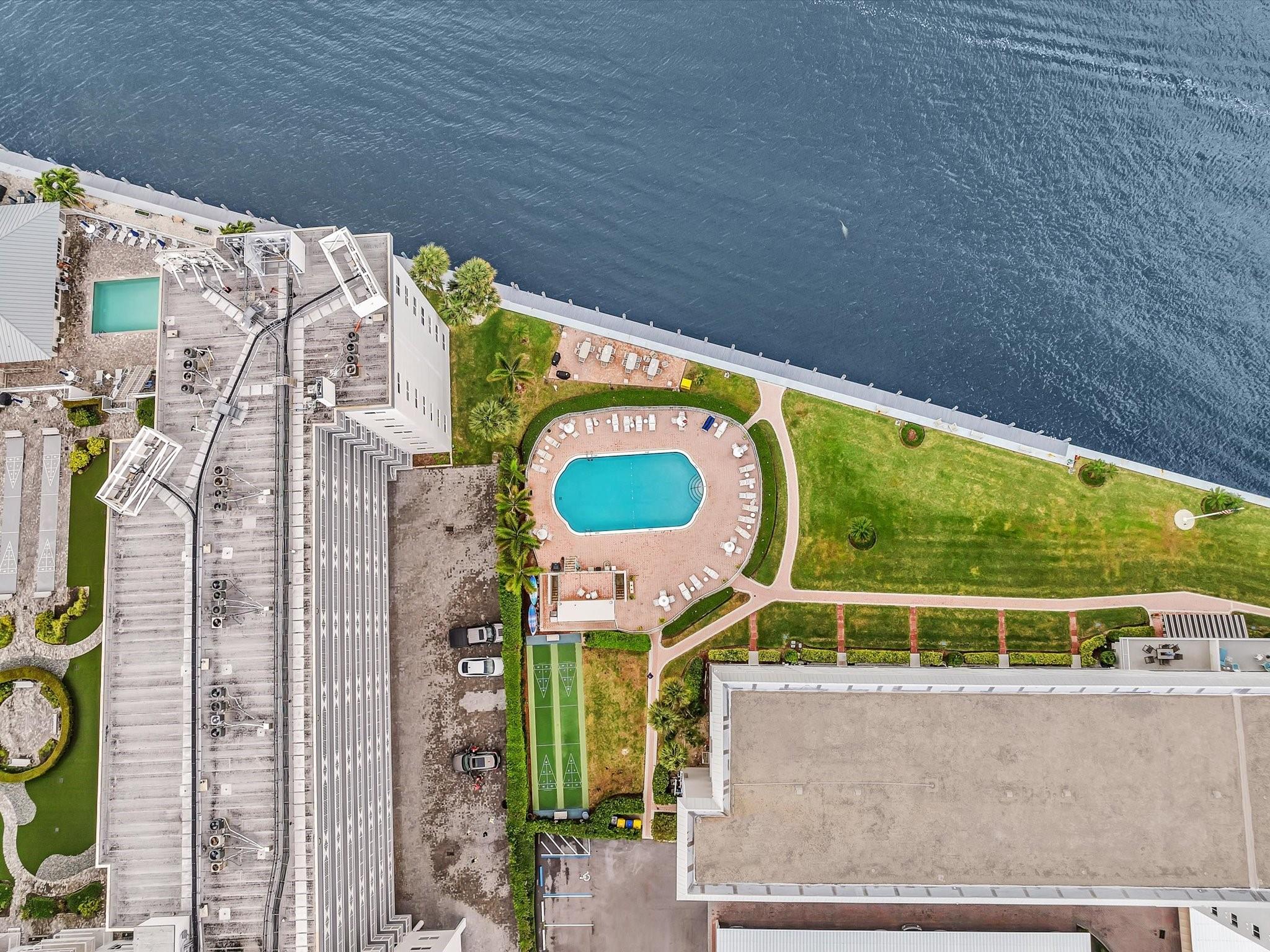 PENTHOUSE HIGHLANDS CONDO - Residential