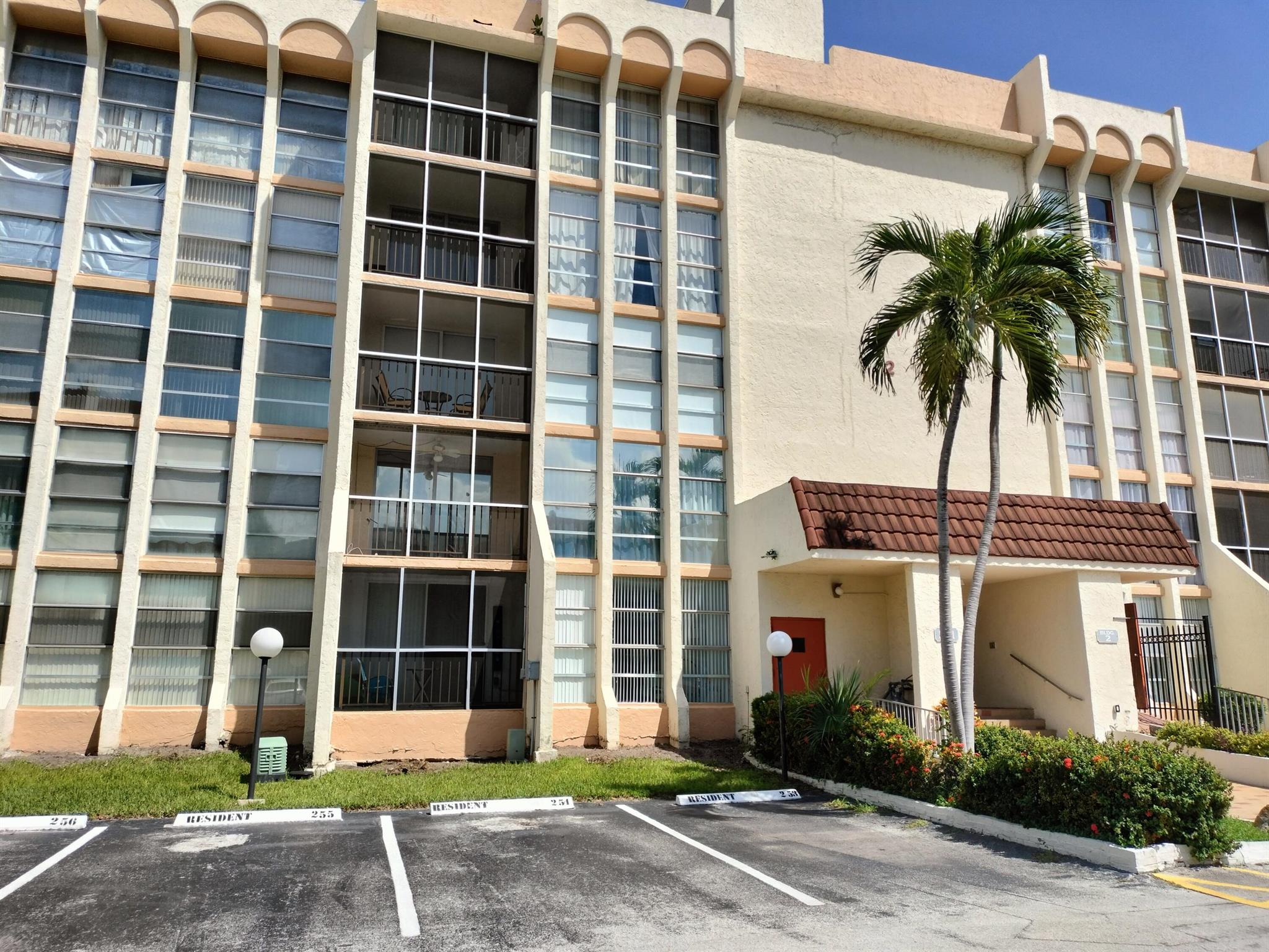 BEAUTIFUL 1 BED- 1 BATH FULLY FURNISHED AND COMPLETELY RENOVATED NEW KITCHEN AND NEW BATHROOM. LAMINATE WOOD FLOORS THROUGHOUT THE UNIT. COMMUNITY HAS RENOVATED POOL AND TENNIS COURT.